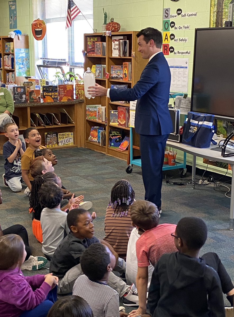 LeslieElfelt's tweet image. Meteorologist, @MHendersonWTKR , from @WTKR3 showed 2nd graders all kinds of weather tools and “made” a cloud! 😲#coolscience @vbschools @RosemontEagles @MrsBCGreen @VBTitleI