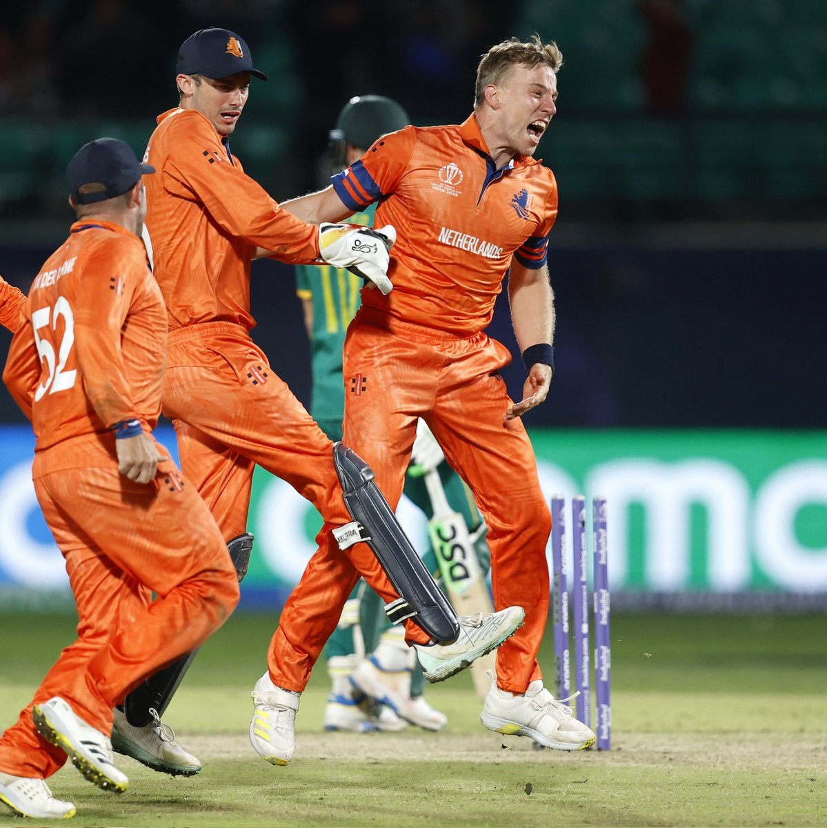 LVB takes wicket number 1️⃣0️⃣ and brings in the historic win🎊🎉 Kudos to the fight and resistance showed by the last wicket partnership of the opposition. 👏 Everyone giving their all is what makes this #CWC23 special. #SAvNED