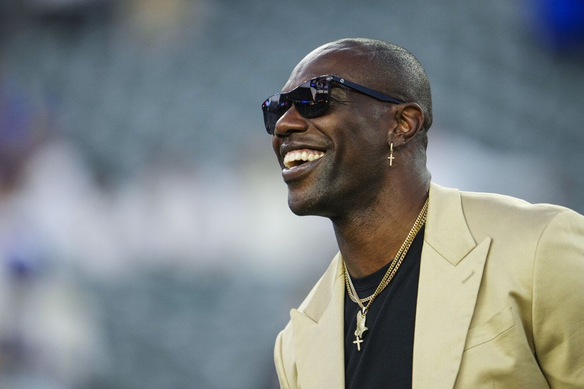 Hoopss's tweet photo. Pray for Terrell Owens, he was struck by a car after an argument during a pickup basketball game. 🙏 https://t.co/ZdmxglcDDe