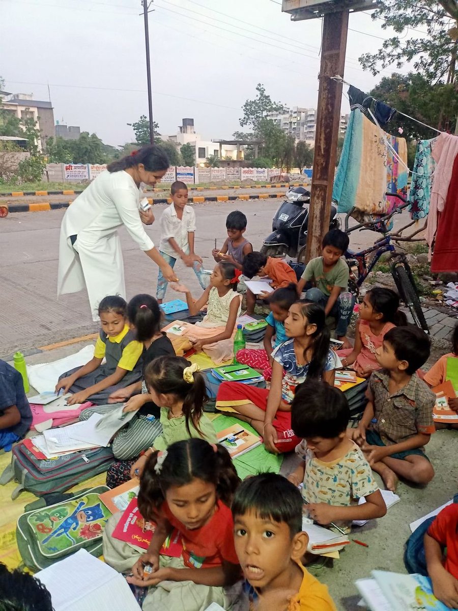 vswsindore's tweet image. Stationary distribution at Akshar Pathshala. 
#VSWS #VswsIndore #LetsDoGood