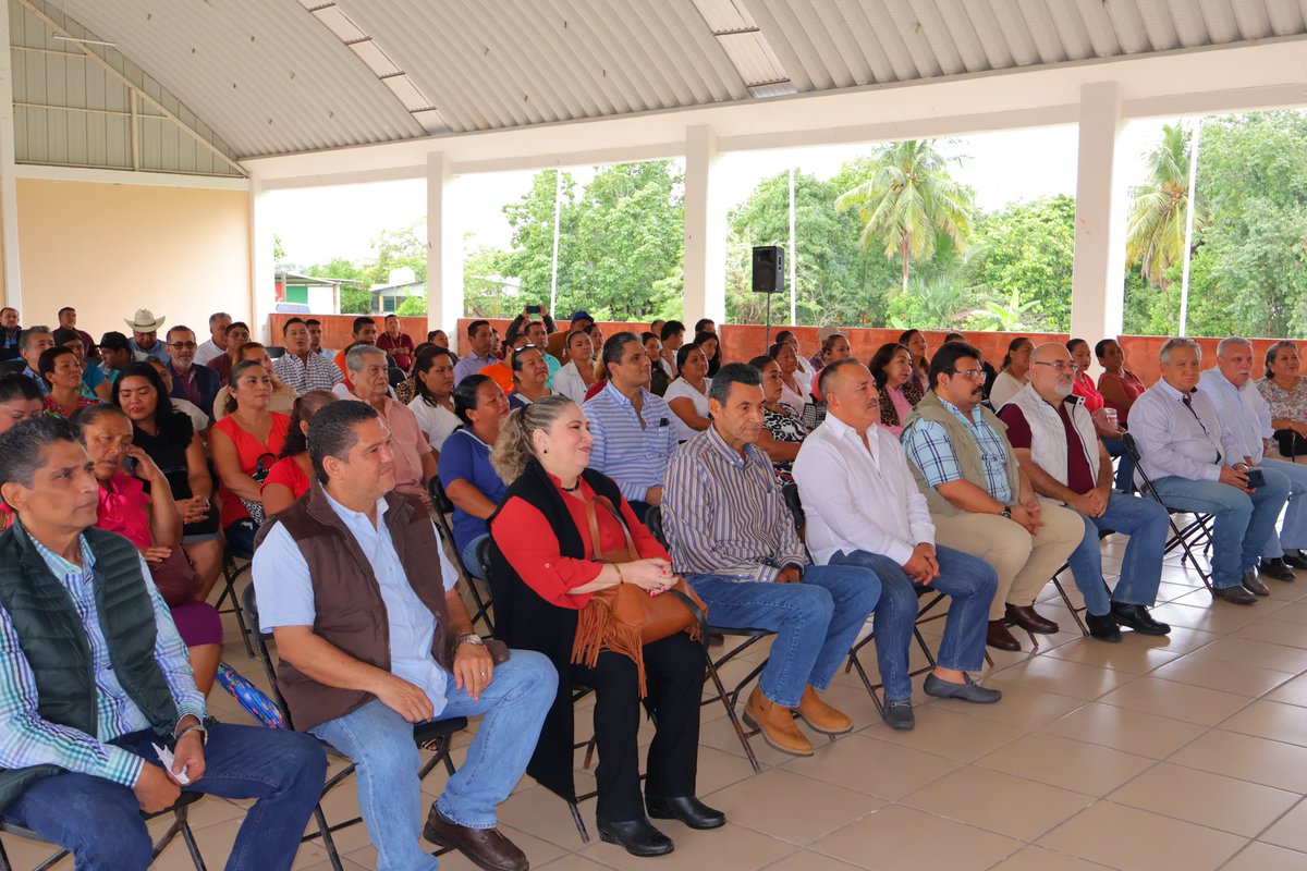 YolandaOsunaH's tweet photo. Me reuní con miembros de la Asociación Ganadera Local General de Centro, ante quienes expuse los beneficios que la Cuarta Transformación ha hecho posibles para el bienestar social y el desarrollo económico. Sin duda, el valioso aporte de los sectores productivos es y seguirá siendo vital para continuar por la ruta de la transformación. ¡Con la suma de esfuerzos, logramos más! ¡Gracias por el cálido recibimiento!