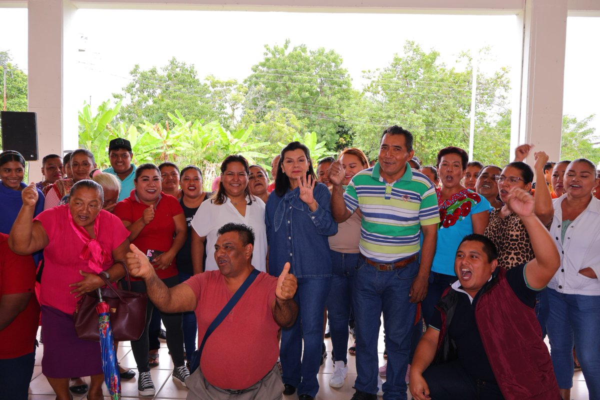 YolandaOsunaH's tweet photo. Me reuní con miembros de la Asociación Ganadera Local General de Centro, ante quienes expuse los beneficios que la Cuarta Transformación ha hecho posibles para el bienestar social y el desarrollo económico. Sin duda, el valioso aporte de los sectores productivos es y seguirá siendo vital para continuar por la ruta de la transformación. ¡Con la suma de esfuerzos, logramos más! ¡Gracias por el cálido recibimiento!