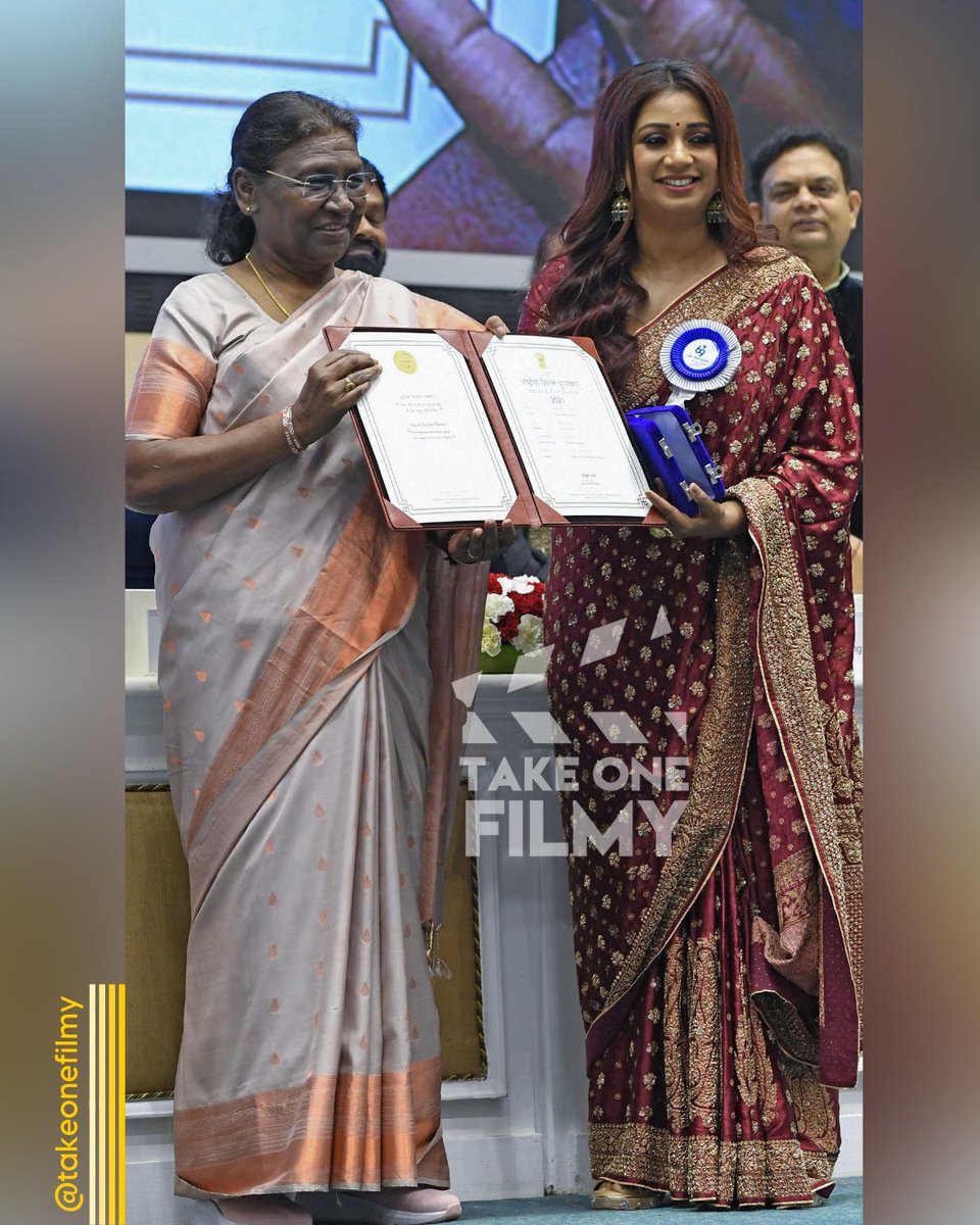 President Droupadi Murmu presents the Best Female Playback Singer award 🏆  to #ShreyaGhoshal for the song '#MayavaChayava' 🎤  from the film '#IravinNizhal' 🎬  during the #69thNationalFilmAwards, at Vigyan Bhawan 📍