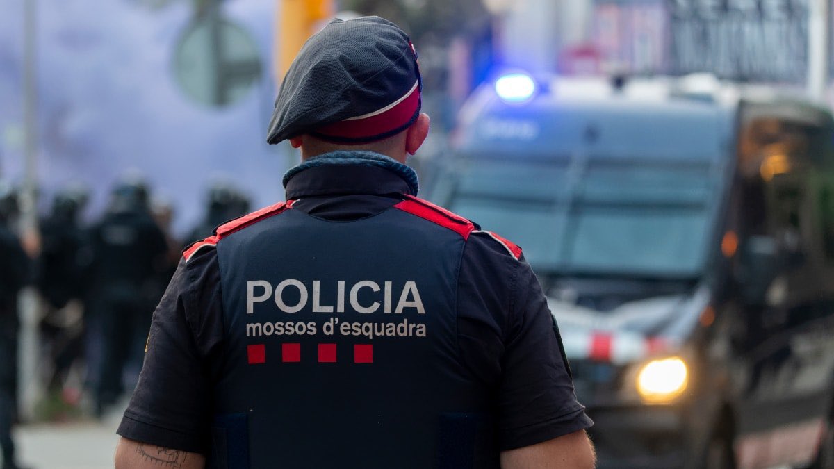 vitoquiles's tweet photo. 🔴 #ÚLTIMAHORA | Un marroquí agrede a una mujer por la espalda e intenta apuñalarla al grito de ‘Alá es grande’ en Barcelona. https://t.co/UHCGLGTbIO