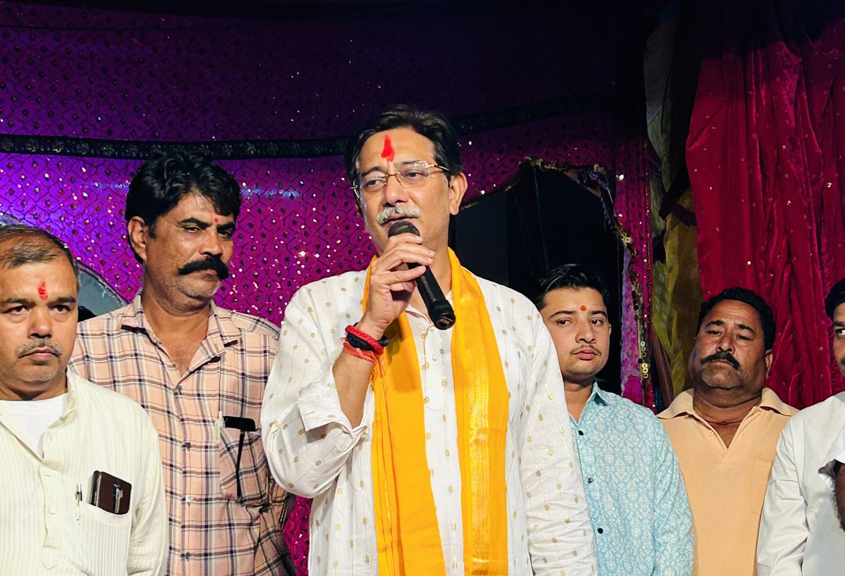 AnuraagJhansi's tweet image. श्री रामयश प्रचारक मंडल समथर झांसी द्वारा आयोजित भव्य रामलीला महोत्सव कार्यक्रम में सम्मिलित होकर भगवान श्री राम एवं माता जानकी की आरती कर आए हुए रामभक्तों से आत्मीय संवाद किया |

निश्चित ही ऐसे रामलीला महोत्सव का आयोजन हमारी विरासत को संरक्षित करने का काम करते है ।