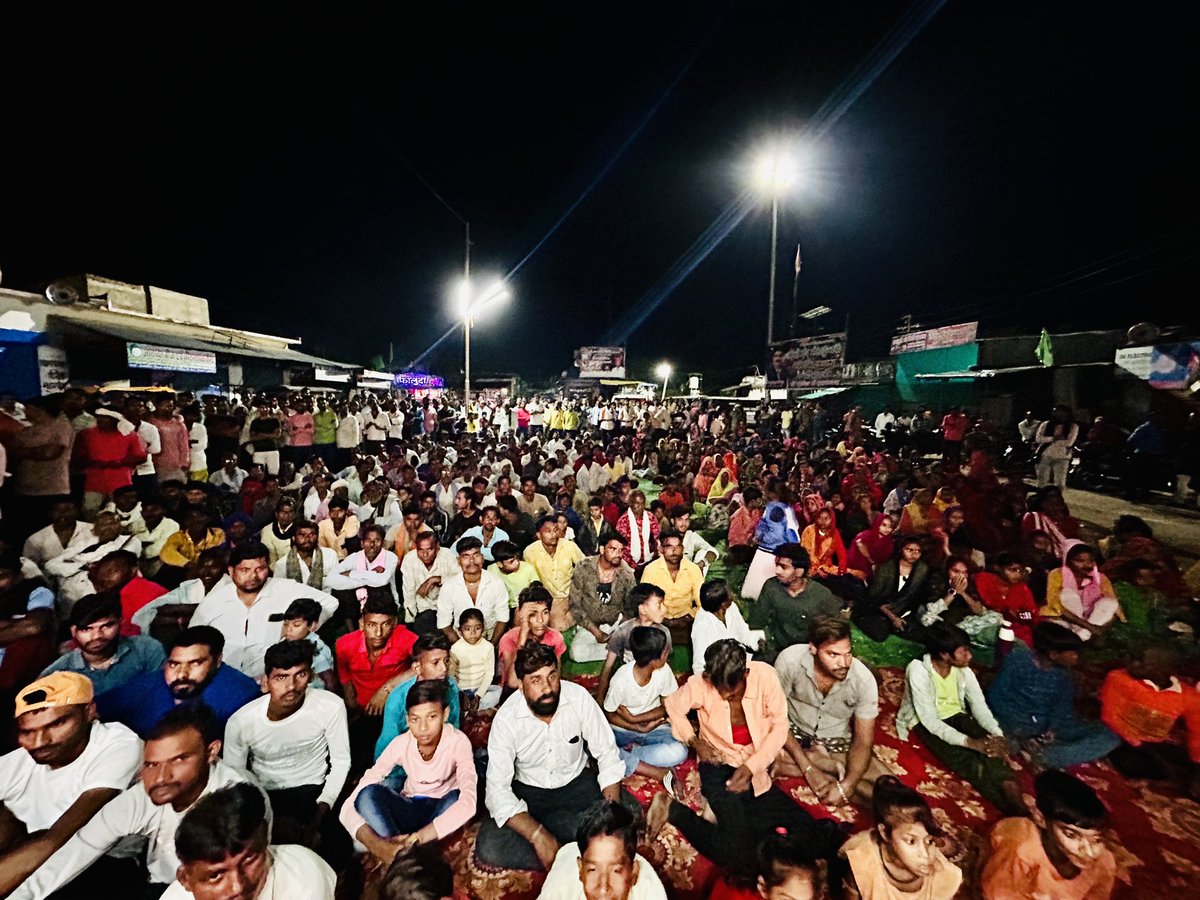 AnuraagJhansi's tweet image. श्री रामयश प्रचारक मंडल समथर झांसी द्वारा आयोजित भव्य रामलीला महोत्सव कार्यक्रम में सम्मिलित होकर भगवान श्री राम एवं माता जानकी की आरती कर आए हुए रामभक्तों से आत्मीय संवाद किया |

निश्चित ही ऐसे रामलीला महोत्सव का आयोजन हमारी विरासत को संरक्षित करने का काम करते है ।