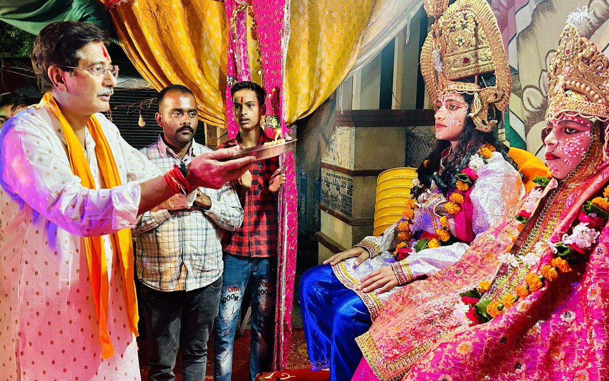 AnuraagJhansi's tweet image. श्री रामयश प्रचारक मंडल समथर झांसी द्वारा आयोजित भव्य रामलीला महोत्सव कार्यक्रम में सम्मिलित होकर भगवान श्री राम एवं माता जानकी की आरती कर आए हुए रामभक्तों से आत्मीय संवाद किया |

निश्चित ही ऐसे रामलीला महोत्सव का आयोजन हमारी विरासत को संरक्षित करने का काम करते है ।