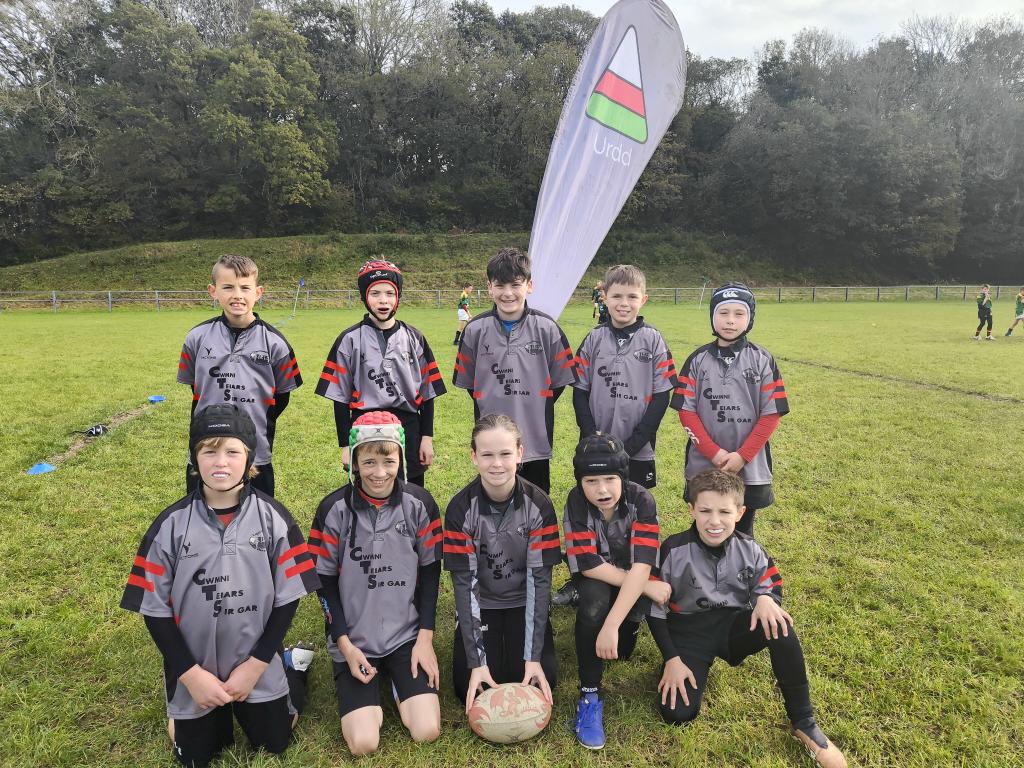 Perfformiad arbennig heddiw gan garfan rygbi'r ysgol. Criw da o chwaraewyr ac wedi llwyddo i ddod yn ail. Llongyfarchiadau. Well done to the school's rugby squad. Excellent  rugby and skills! They managed to reach the final and came second! Gwych! Diolch <a href="/UrddMyrddin/">Urdd Myrddin</a>