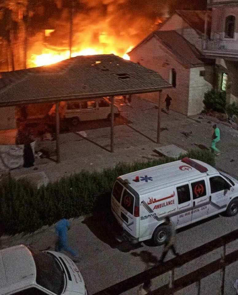 birincimucahit's tweet photo. Sivilsiniz ölüyorsunuz...

Yaralısınız, ambulansa alındınız, ambulansınız hastaneye giderken vuruluyor, ölüyorsunuz...

Ambulans hastaneye ulaştı, tedavi denmez ama bir köşeye kondunuz, bu sefer hastane vuruluyor, ölüyorsunuz...

Öldünüz, cesediniz morgta, cesedinizi de vuruyorlar, gömülemiyorsunuz...

Şeytani bir vahşet bu...