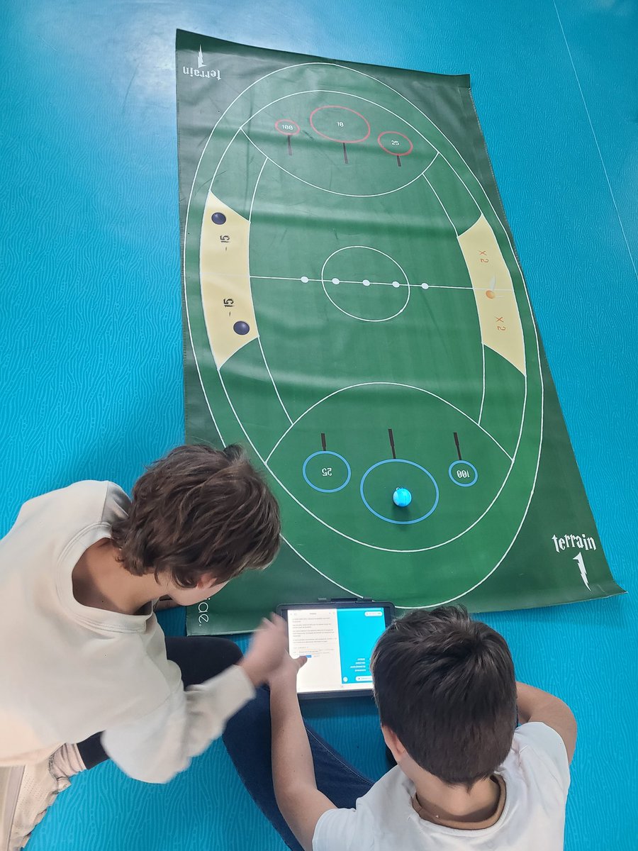 Lechne5's tweet image. #Codeweek à l'école Les Prés de @VilleMontigny78
➡️ Défis codage Mbots 🤖 et Sphero à l'école des sorciers 🪄
👏 Bravo aux élèves de Cm2 et merci @Sandrine3Louet
@movalsan
#MissionNumerique78
#Sophiae