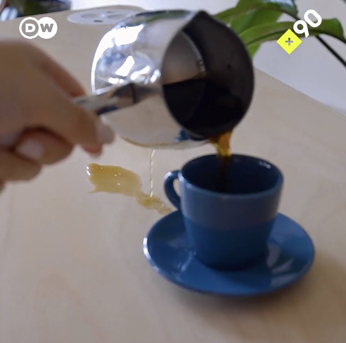 Kahve yapabilecek yetişkinlikteki bir insanın cezveyi şu şekilde kullanması solaklığından değil gerizekalılığından olabilir. Altı üstü solağız olm niye sağ kolumuz yokmuş gibi dramatize etmişsiniz olayı