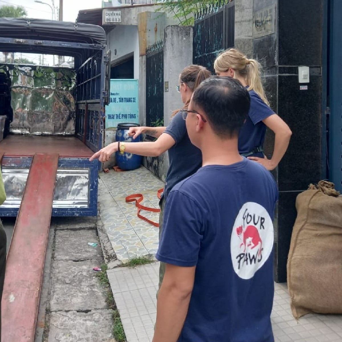 fourpawsint's tweet photo. ๐ป๐ณ๐ป๐#Saddestbears: Bile bear Naโs rescue in Vietnam is happening right now! The waiting for the paperwork is over and Na is on her way to BEAR SANCTUARY Ninh Binh ๐ Please keep your fingers crossed for a smooth trip and support her new beginning: https://t.co/23WplVgGVL https://t.co/dpzaPwKyFK