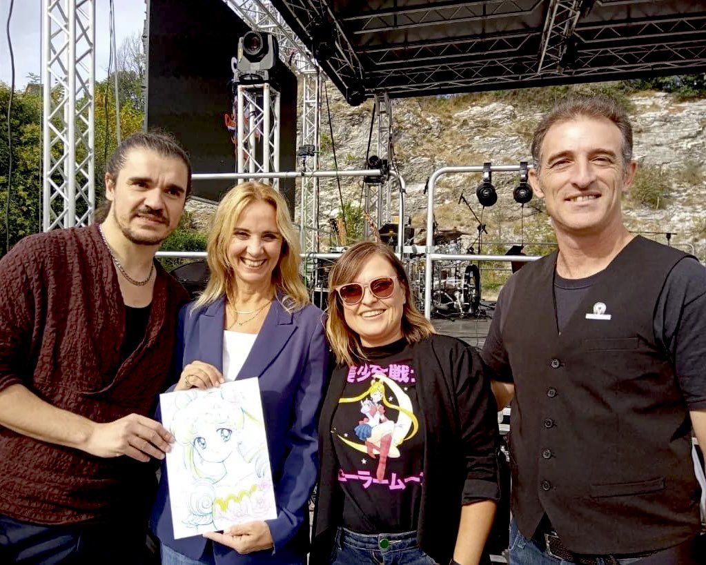 AlbieroMarcoArt's tweet photo. GRAZIE PER ESSERE VENUTI A TROVARCI AL #COMO_FUN !
QUESTO È IL DISEGNO CHE HO FATTO SUL PALCO, DURANTE L’INTERVISTA DELLA MITICA #ELISABETTASPINELLI LA DOPPIATRICE ITALIANA DI #SAILORMOON E TANTI ALTRI PERSONAGGI…) CON #VOCI_ANIMATE ! ^__^ https://t.co/Oew7ei1Z8X