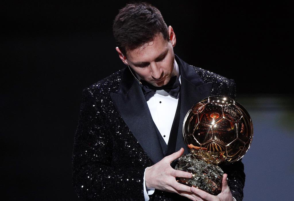 Você, fã declarado de Cristiano Ronaldo, que de alguma maneira está tentando falar que é um absurdo o Messi com a Bola de Ouro, pense hipoteticamente assim:

Cristiano Ronaldo campeão da Copa do Mundo, melhor jogador da competição, gols em todas as fases, decidindo a final,