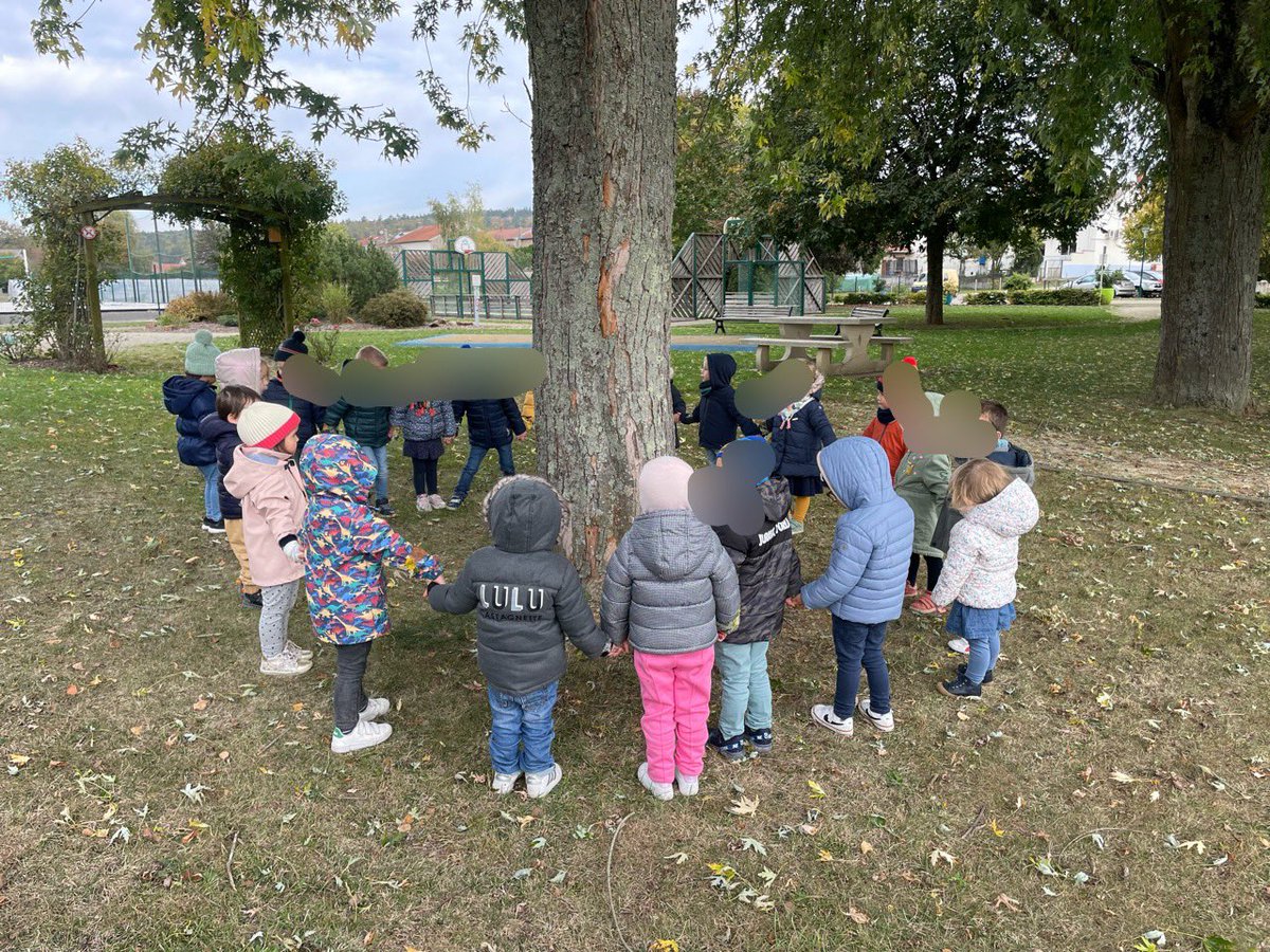 LVive1's tweet photo. Vivre la nature , éveil des sens ! Ce matin avec ma classe de Ps nous avons créé de jolis bracelets naturels et éphémères en fixant du scotch sur le poignet et en y collant fleurs et feuilles !
Écouter , caresser , sentir , regarder un arbre !
#école #maternelle #nature. https://t.co/cM3g0KFb56