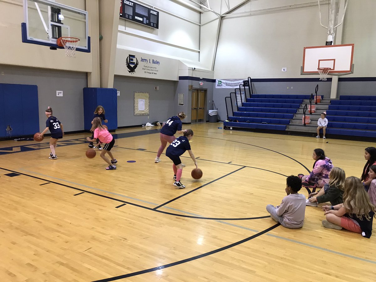 AcuffCoach's tweet photo. EES getting ready for basketball season with a little dribbling game “knockout”!! #pe #basketball #eessoars https://t.co/4H1pstgIcm