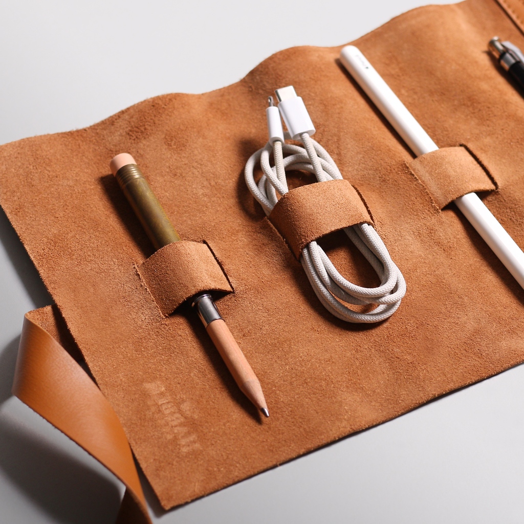 harberlondon's tweet image. Mini Zip Leather Rollup Cord &amp;amp; Tools Wrap I Easy Portability

This compact spacious organizer is designed to keep your everyday essentials in perfect order
bit.ly/harberlondon

#harberlondon

#cordwrap#toolsorganizer #leathergoods #travelaccessories #everydaycarry #hancrafted