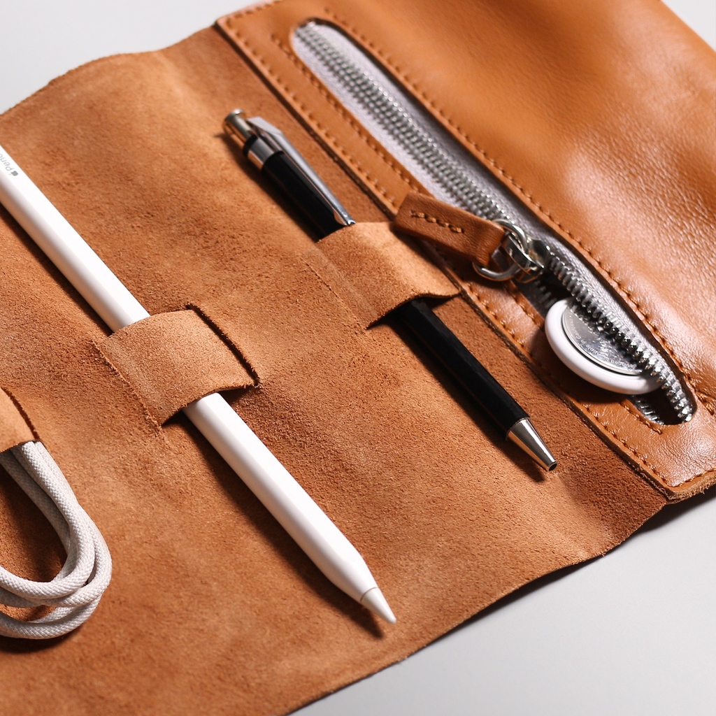 harberlondon's tweet image. Mini Zip Leather Rollup Cord &amp;amp; Tools Wrap I Easy Portability

This compact spacious organizer is designed to keep your everyday essentials in perfect order
bit.ly/harberlondon

#harberlondon

#cordwrap#toolsorganizer #leathergoods #travelaccessories #everydaycarry #hancrafted