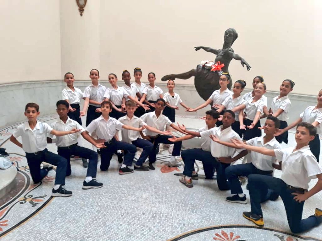 CNEArtCuba's tweet photo. 🩰💐En la mañana de hoy la @Cuba_ENBallet rindió tributo a la inigualable Prima Ballerina Assoluta Alicia Alonso en conmemoración de un año más de su fallecimiento.💐🩰 #CubaEsCultura #ElArteDeEnseñarElArte #JornadaCulturaCubana https://t.co/AQ0HorJgJ8