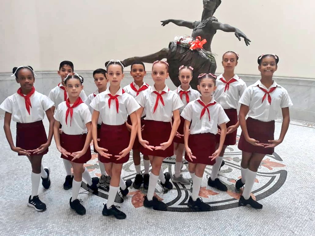 CNEArtCuba's tweet photo. 🩰💐En la mañana de hoy la @Cuba_ENBallet rindió tributo a la inigualable Prima Ballerina Assoluta Alicia Alonso en conmemoración de un año más de su fallecimiento.💐🩰 #CubaEsCultura #ElArteDeEnseñarElArte #JornadaCulturaCubana https://t.co/AQ0HorJgJ8