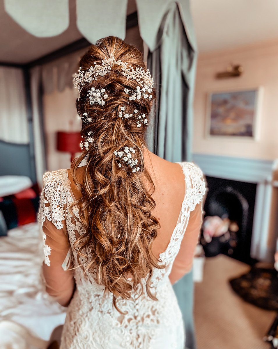🌿 Elevate your bridal boho vibes with an artfully unstructured braid adorned with scattered posies of baby's breath, like this beauty by #makemebridalproartist @bridebybeckybeckstar

ℹ️ Pro portfolio: makemebridal.co.uk/wedding-hair-a…