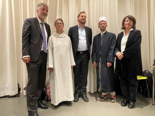 Alec von Graffenried (@avongraffenried) on Twitter photo Wut und Angst haben die letzten Tage dominiert. Herzlichen Dank dem <a href="/HausReligionen/">Haus der Religionen - Dialog der Kulturen</a>, dass es einen Moment der gemeinsamen Trauer ermöglicht hat. Wut und Angst haben die letzten Tage dominiert. Herzlichen Dank dem <a href="/HausReligionen/">Haus der Religionen - Dialog der Kulturen</a>, dass es einen Moment der gemeinsamen Trauer ermöglicht hat.
