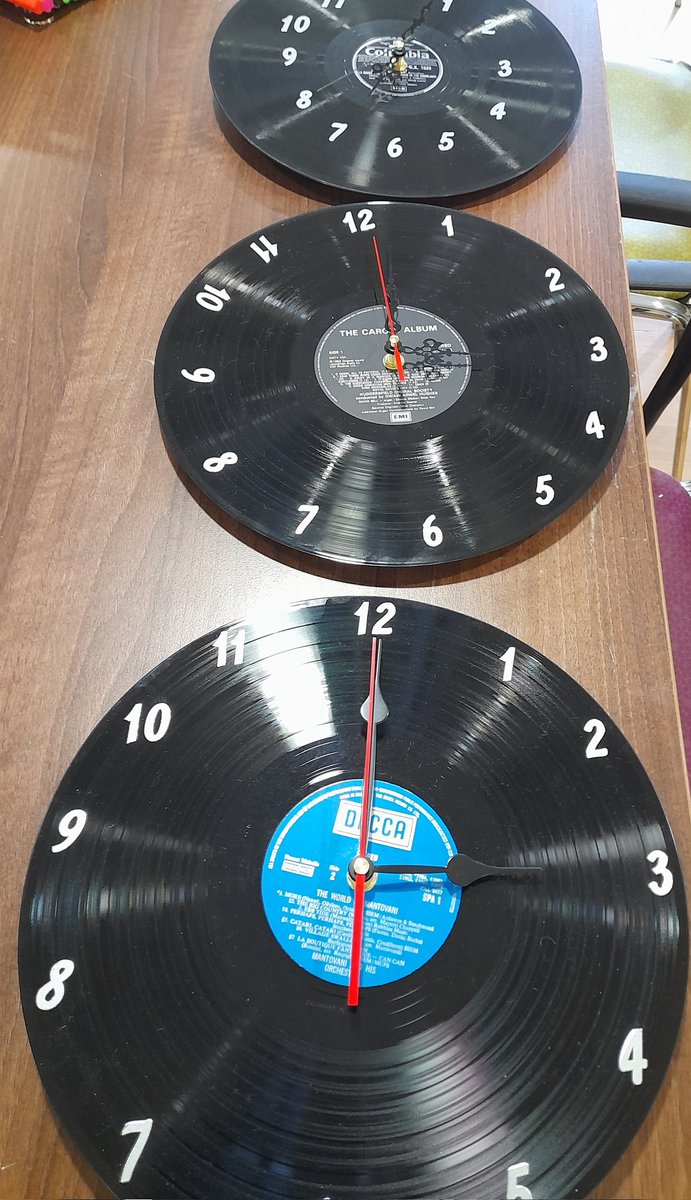 Some clocks made at Crafty Brew today 👌 by our wonderful attendees #LPrecords #Clocks #upcycle #CommunityEngagement #Plasmadoc #Wrexham <a href="/PlasMadocPlay/">The Land</a> 🕖