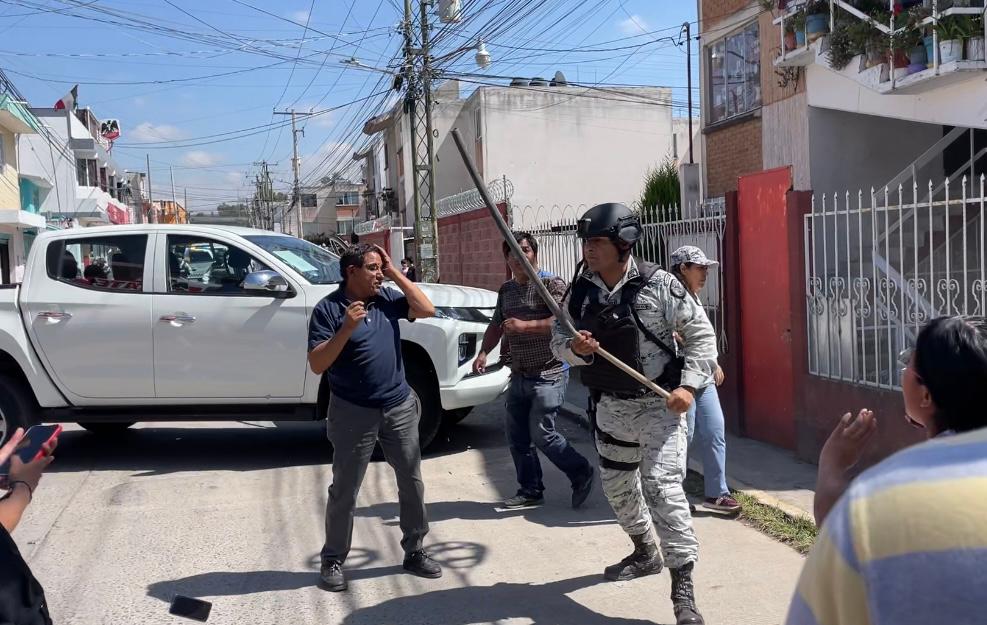 La #GuardiaNacional inició una #RepresiónContraAntorchistas de la colonia Antorcha Obrera. La #CFE y el gobierno usan a la fuerza pública para golpear y gasear a la gente pobre de #Puebla. No resuelven los problemas, pero inicia de nuevo la represión en el estado
<a href="/Gob_Puebla/">Gobierno de Puebla</a>