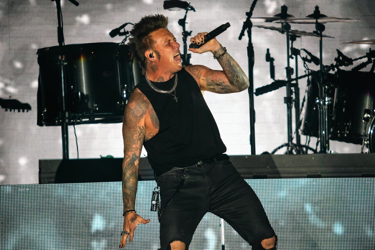 YOU SHOWED UP SHINEDOWN NATION 🪐 Talk about a Sunday Funday... best night with the best fans!

📸 Steve Rose