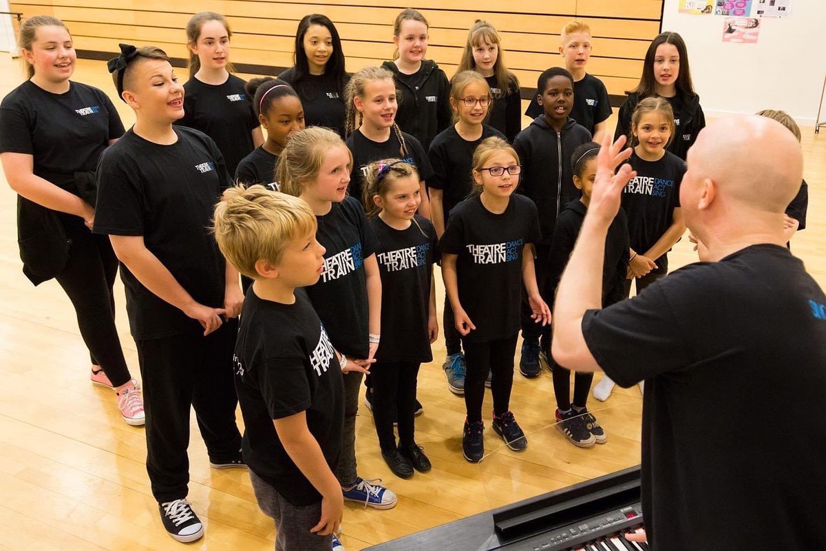 🎶 Raise your voice at Theatretrain! Our singing classes focus on technique, expression, and self-discovery. Join us to harness the power of your voice and make your melodies resonate with impact. 🎤✨ #RaiseYourVoice #SingingMastery