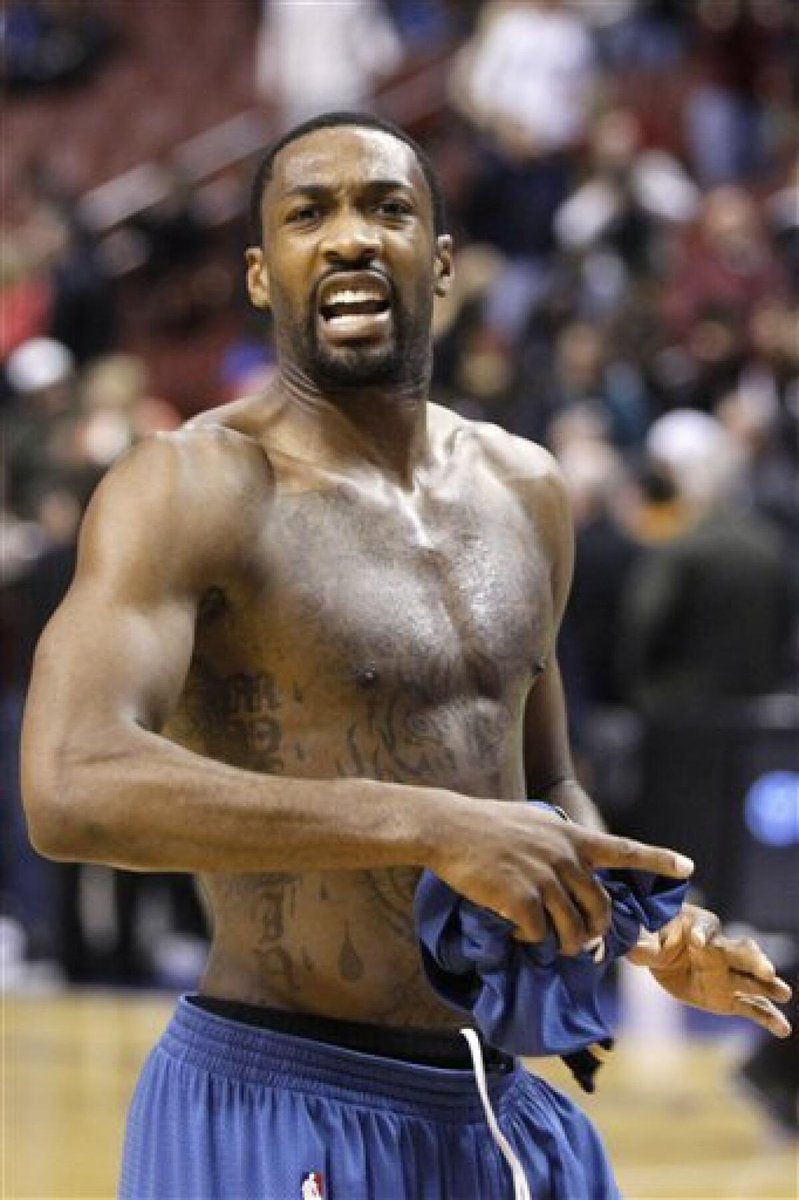 TheDunkCentral's tweet photo. “I’ll be damned if I pay $50,000 a week to go down there and travel,” 

- Gilbert Arenas on Giannis Antetokounmpo’s footwork after training with Hakeem Olajuwon 

(Via @GilsArenaShow ) https://t.co/idnEMi9zgr