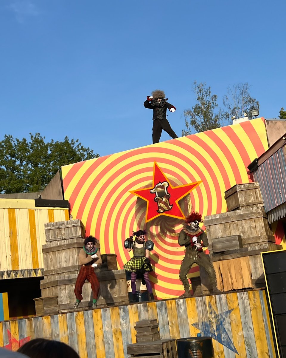 Ils sont 4 clowns, revenus des enfers🤡
En vidéo: youtu.be/4Ieklde2vMQ?si…