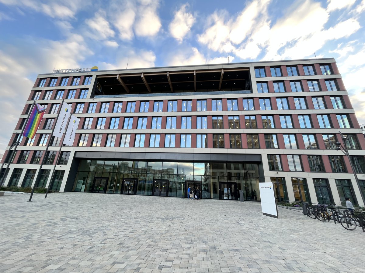 SWDSummit's tweet image. Delighted to explore the dynamic workspace solutions and forward-thinking design at EDGE Suedkreuz Berlin during the #FlemingSWDS site visit. Witnessing the integration of modern technology and user-centric experiences in this state-of-the-art workplace. 

#DynamicWorkplace