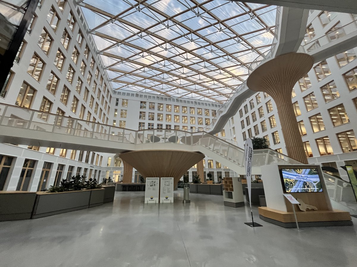 SWDSummit's tweet image. Delighted to explore the dynamic workspace solutions and forward-thinking design at EDGE Suedkreuz Berlin during the #FlemingSWDS site visit. Witnessing the integration of modern technology and user-centric experiences in this state-of-the-art workplace. 

#DynamicWorkplace