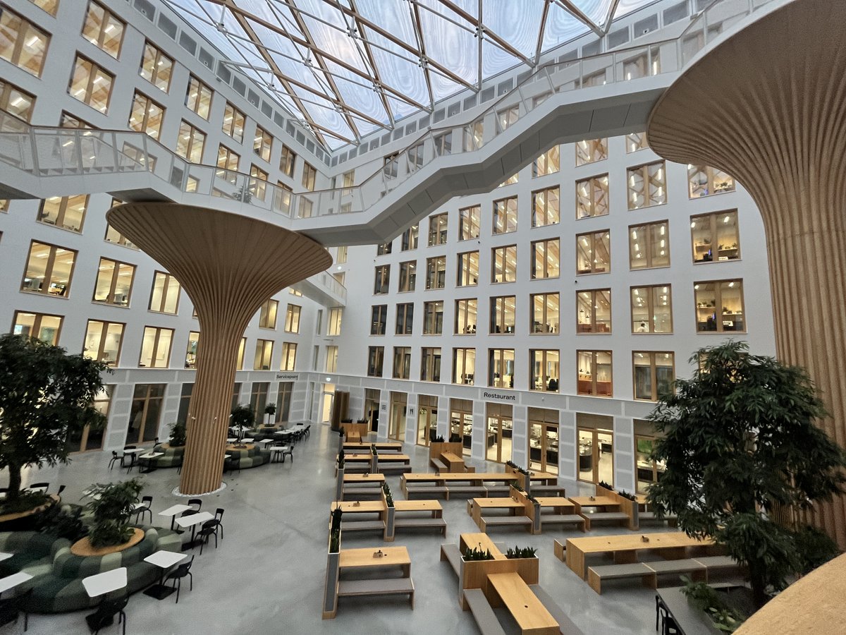 SWDSummit's tweet image. Delighted to explore the dynamic workspace solutions and forward-thinking design at EDGE Suedkreuz Berlin during the #FlemingSWDS site visit. Witnessing the integration of modern technology and user-centric experiences in this state-of-the-art workplace. 

#DynamicWorkplace