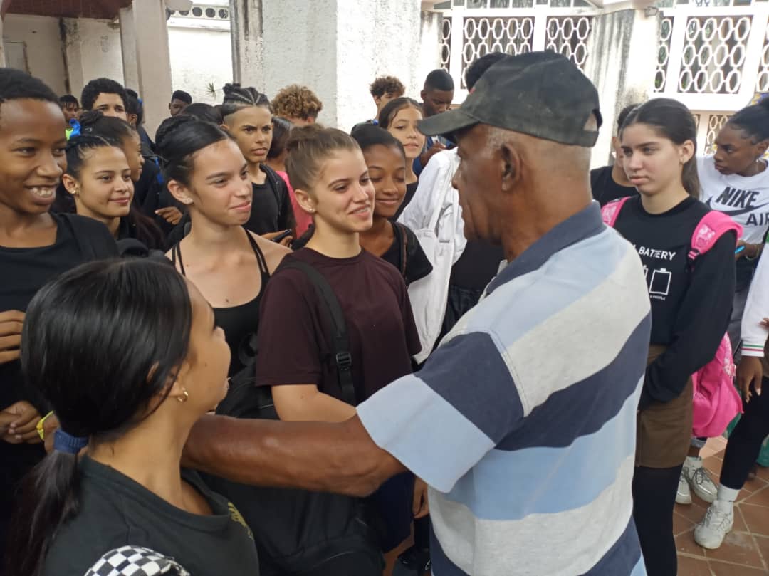 CNEArtCuba's tweet photo. ✨🇨🇺¡Una experiencia única para los estudiantes de la @Cuba_ENDanza! Que hoy fueron parte de un emocionante intercambio con los Premios Nacionales de la #Danza en #Cuba.🏫✨ #CubaEsCultura #ElArteDeEnseñarElArte #JornadaCulturaCubana https://t.co/zsi61J6xX6
