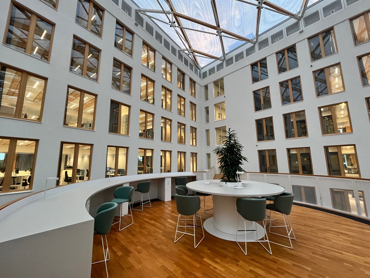 SWDSummit's tweet image. Delighted to explore the dynamic workspace solutions and forward-thinking design at EDGE Suedkreuz Berlin during the #FlemingSWDS site visit. Witnessing the integration of modern technology and user-centric experiences in this state-of-the-art workplace. 

#DynamicWorkplace