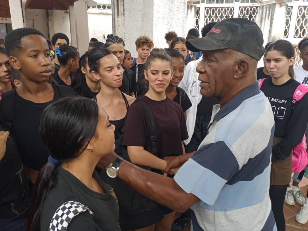✨🇨🇺¡Una experiencia única para los estudiantes de la <a href="/Cuba_ENDanza/">Escuela Nacional de Danza</a>! Que hoy fueron parte de un emocionante intercambio con los Premios Nacionales de la #Danza en #Cuba.🏫✨ #CubaEsCultura #ElArteDeEnseñarElArte #JornadaCulturaCubana