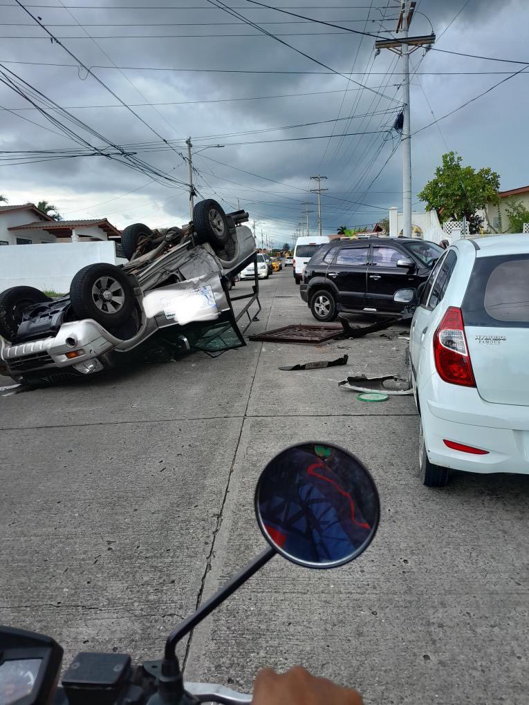 Accidente de tránsito en San Antonio en el cruce entre Calle CvE y Av. Porras.