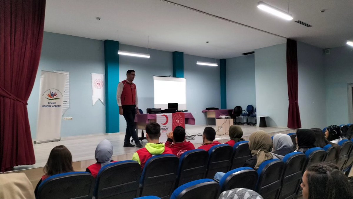 Kemah Meslek Yüksekokulda öğrenim gören öğrencilere yönelik Kemah Gençlik Merkezi ile Genç Kızılay Kemah İlçe Başkanlığı tarafından oryantasyon çalışması gerçekleştirdik. Faaliyetimize katılan tüm gençlerimize teşekkür ediyoruz.
#GSBGM