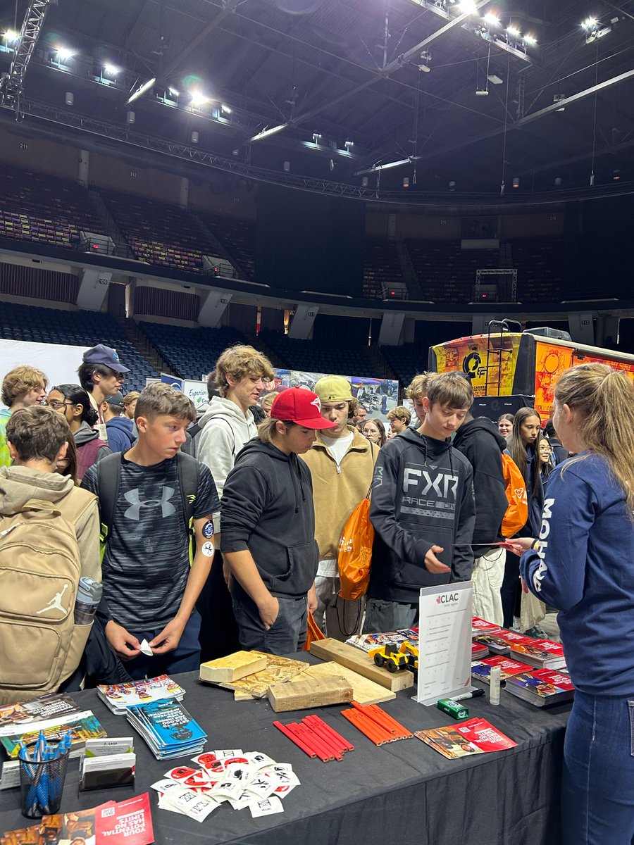We're at FirstOntario Centre in Hamilton, ON, for the Level up! career fair. The venue is packed and the students are eager to hear about the skilled trades 🏗️👷‍♀️👷‍♂️👷 @skilledtradesontario #clacunion #bettertogether #skilledtrades #hamont