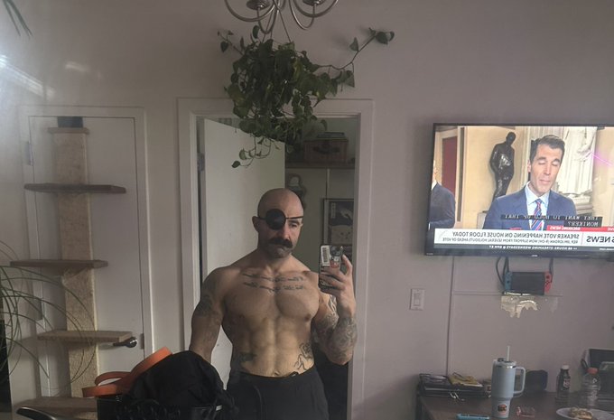 Stye update #snakeplissken https://t.co/WcJ4N4PO2j