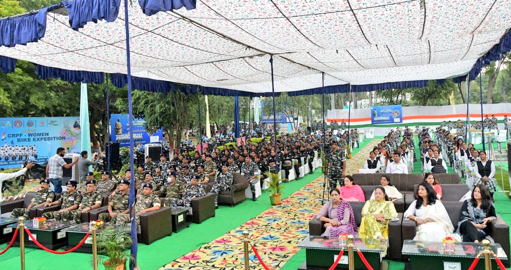 muktisocietyjk's tweet photo. Celeberating Women Power 🇮🇳
Promoting Culture , Art 🇮🇳
@nidhijkmedia Presented #Duggar #chabbri to @crpfindia Women Bikers( heading towards #Gujarat ) as a tribute to all our Women Artisans #Jammu #vocalforlocal 🇮🇳
#आत्मनिर्भरभारत 🇮🇳🙏 https://t.co/2RZ9M1HNL4