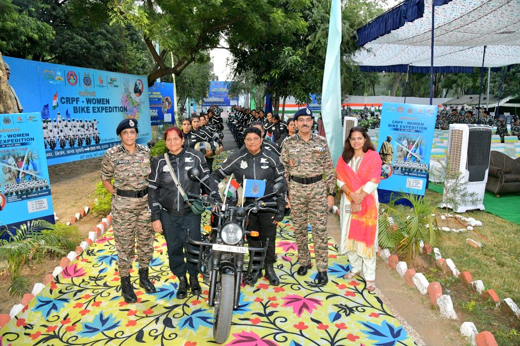 muktisocietyjk's tweet photo. Celeberating Women Power 🇮🇳
Promoting Culture , Art 🇮🇳
@nidhijkmedia Presented #Duggar #chabbri to @crpfindia Women Bikers( heading towards #Gujarat ) as a tribute to all our Women Artisans #Jammu #vocalforlocal 🇮🇳
#आत्मनिर्भरभारत 🇮🇳🙏 https://t.co/2RZ9M1HNL4