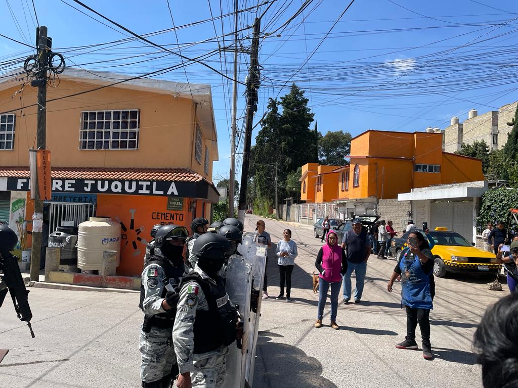 La #GuardiaNacional inició una #RepresiónContraAntorchistas de la colonia Antorcha Obrera. La #CFE y el gobierno usan a la fuerza pública para golpear y gasear a la gente pobre de #Puebla. No resuelven los problemas, pero inicia de nuevo la represión en el estado
<a href="/Gob_Puebla/">Gobierno de Puebla</a>