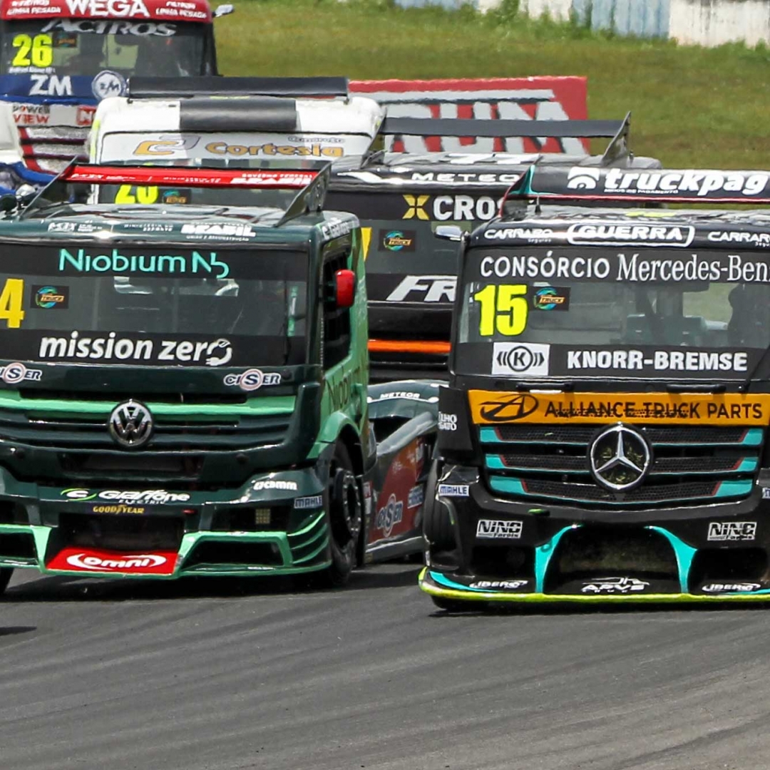 CopaTruck's tweet photo. 🔊 EMPATADOS! 🔊

Pela primeira vez na história da Copa Truck, duas montadoras chegam empatados na liderança para a Grande Final de 2023, marcada para o dia 10/12 em Interlagos.

Com 16 corridas até o momento, Volkswagen e Mercedes conseguiram a proeza de somar 522 pontos cada! https://t.co/kD56lGHOME