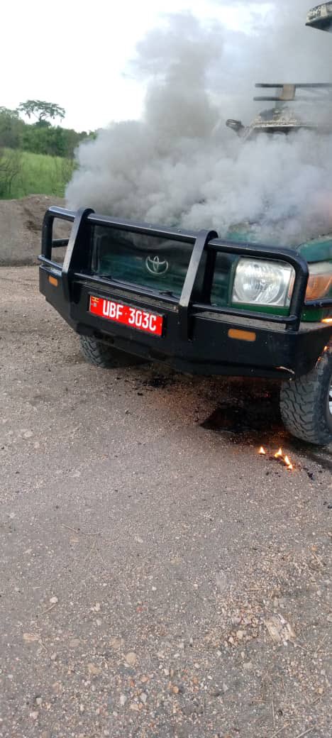 kakensamedia's tweet photo. Suspected rebels have reportedly killed tourists and burnt their car in Queen Elizabeth National Park Katwe Road between L. Nyamununka and Kabatooro. Intensify vigilance please. https://t.co/95XXGRdd1O
