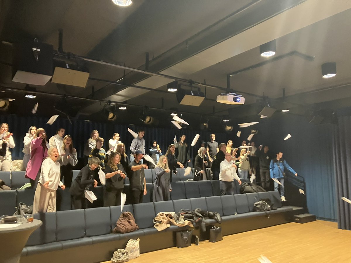 WietseDoet's tweet photo. Tot slot vanavond de trainings bijeenkomst in @Bieb_Deventer van Music Moves #impacter meegemaakt. Goede lessen voor jongeren oa om te leren pitchen en projectplan af te maken.
Eerste foto is opwarmertje om jouw slogan op vliegtuig door zaal te gooien đ€© https://t.co/OykPNJ0pfQ