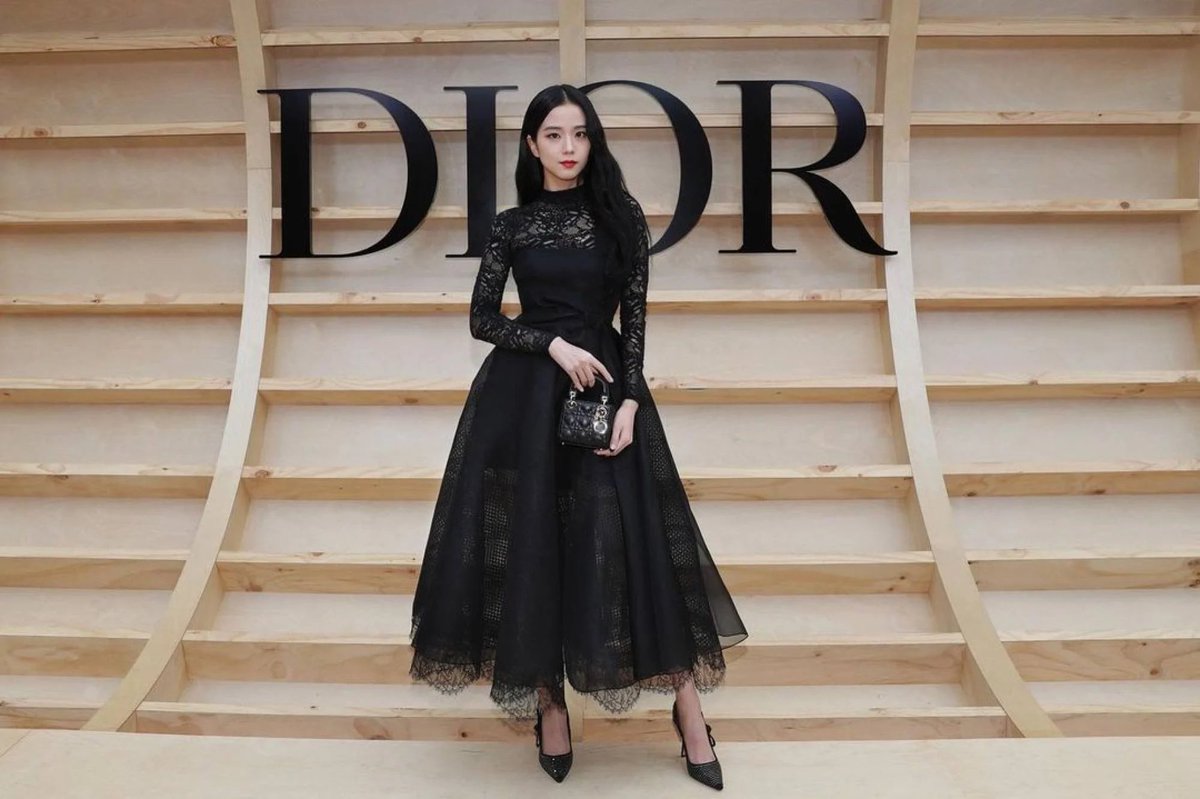 Update] JISOO at the Front Row with @dior CEO Delphine Arnault