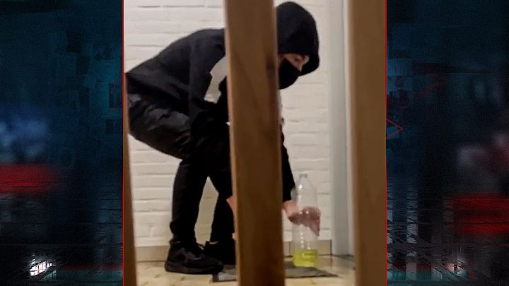 Wappie12345's tweet image. In de nacht van dinsdag 1 op woensdag 2 augustus 2023 werd brand gesticht bij de voordeur van een appartement in het Limburgse #Spaubeek. De bewoner wist ternauwernood te ontkomen via het balkon van de buren en raakte daarbij gewond. 
opsporingverzocht.avrotros.nl/zaken/item/bew…